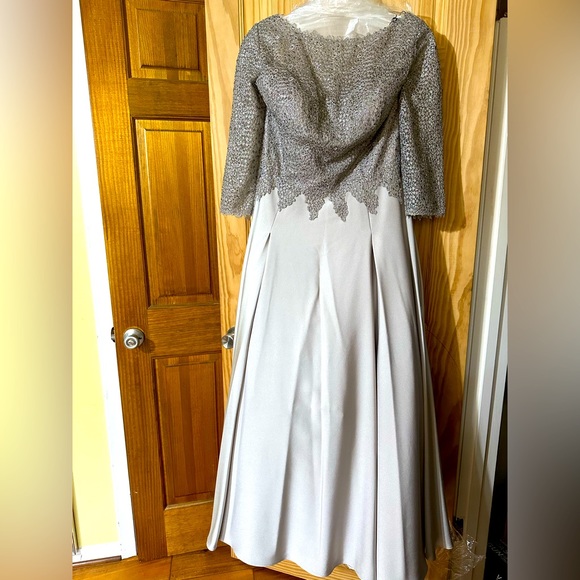 Beautiful Dress - Picture 3 of 5